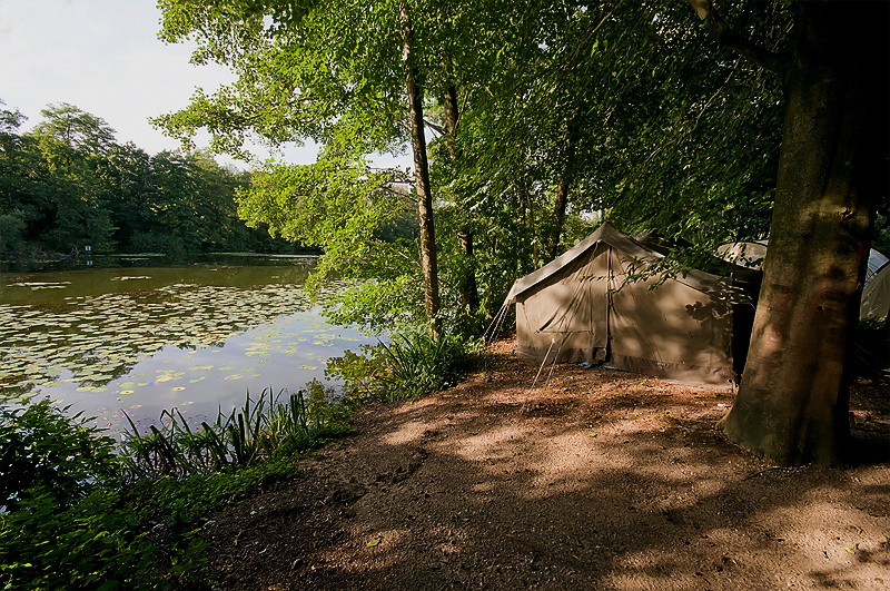 Geldern Straßenmaler D35_9660 als Smart-Objekt-1 Kopie.jpg - Um den kleinen See herum campieren schon die ersten Straßenmaler in Zelten und Wohnwagen